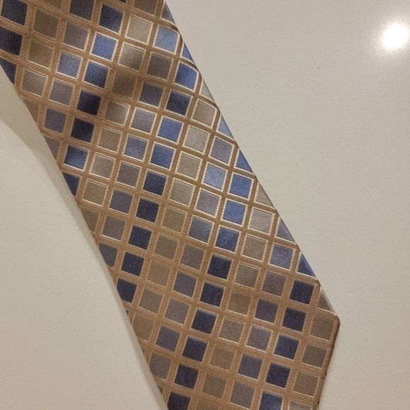 Kenneth Cole Reaction Silk Tie - Picture 1 of 5